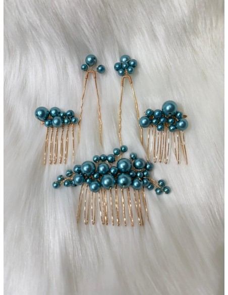 Peinas de metal, con perlas ideal para un recogido sencillo y elegante.