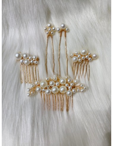 Peinas de metal, con perlas ideal para un recogido sencillo y elegante.
