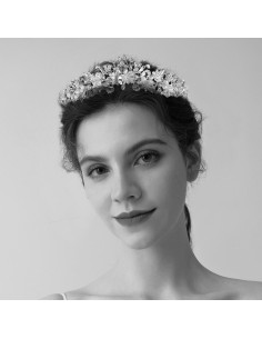 El complemento que realza todo tipo de vestidos, para añadir el toque mágico perfecto para una novia. 2