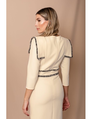 Vestido midi ajustado con pasamanería en hombros y cintura. Forro interior. Cierre mediante cremallera trasera.