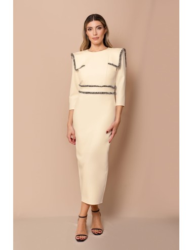 Vestido midi ajustado con pasamanería en hombros y cintura. Forro interior. Cierre mediante cremallera trasera.