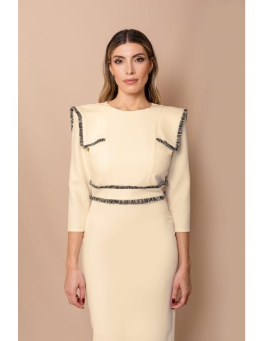 Vestido midi ajustado con pasamanería en hombros y cintura. Forro interior. Cierre mediante cremallera trasera.