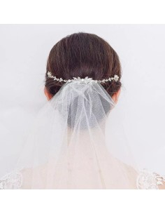 Tocado con peinas y detalle de brillos para peinados de novia o invitada. 2