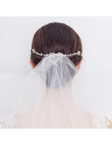 Tocado con peinas y detalle de brillos para peinados de novia o invitada.
