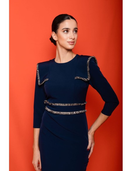Vestido midi ajustado con pasamanería en hombros y cintura. Forro interior. Cierre mediante cremallera trasera.