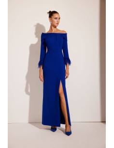 Espectacular vestido de madrina largo confeccionado en crepé. Lleva escote bardot y cuerpo sutilmente drapeado. 2