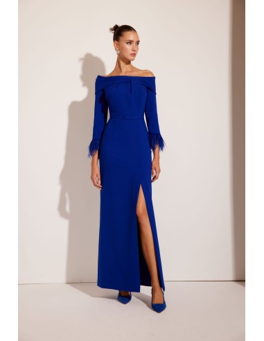Espectacular vestido de madrina largo confeccionado en crepé. Lleva escote bardot y cuerpo sutilmente drapeado.
