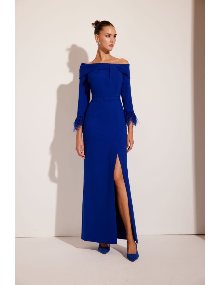 Espectacular vestido de madrina largo confeccionado en crepé. Lleva escote bardot y cuerpo sutilmente drapeado.