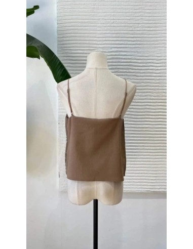 Top de escote pico con tirantes regulables y pedrería.