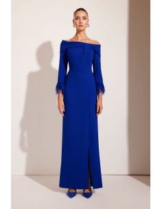 Espectacular vestido de madrina largo confeccionado en crepé. Lleva escote bardot y cuerpo sutilmente drapeado.