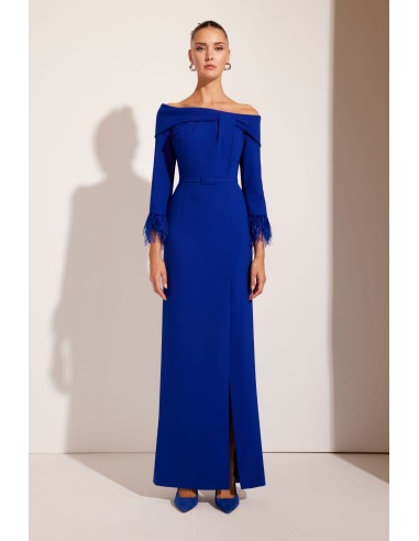 Espectacular vestido de madrina largo confeccionado en crepé. Lleva escote bardot y cuerpo sutilmente drapeado.
