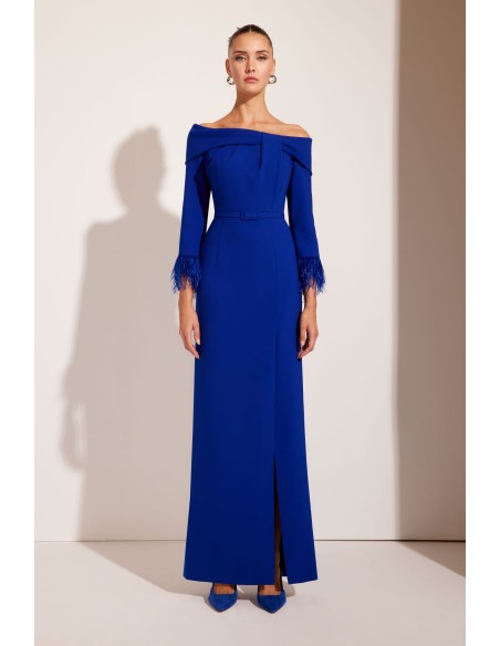 Espectacular vestido de madrina largo confeccionado en crepé. Lleva escote bardot y cuerpo sutilmente drapeado.