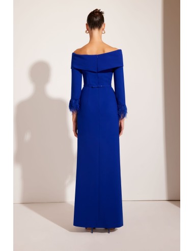 Espectacular vestido de madrina largo confeccionado en crepé. Lleva escote bardot y cuerpo sutilmente drapeado.