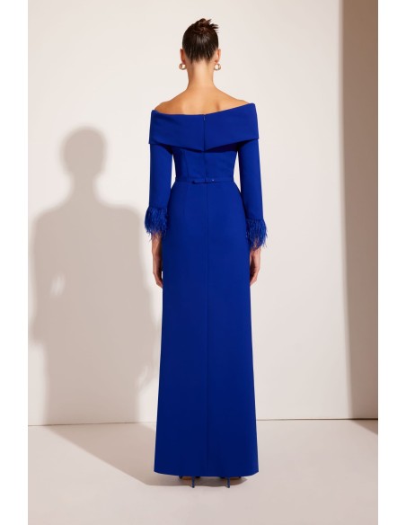 Espectacular vestido de madrina largo confeccionado en crepé. Lleva escote bardot y cuerpo sutilmente drapeado.