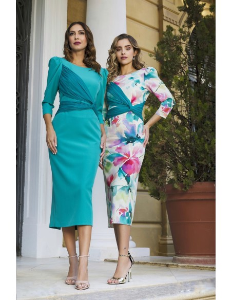 Vestido midi y corte recto con cuello redondo confeccionado en crepe y tul drapeado. Cierre mediante cremallera trasera.