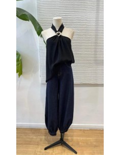 Camisa en sisa con cuello halter de lino y detalle argolla metalizada. Cierre mediante botón trasero. 2
