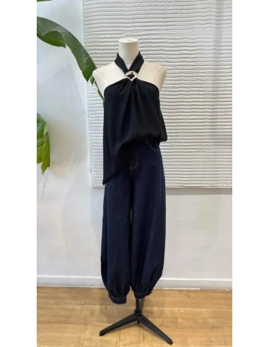 Camisa en sisa con cuello halter de lino y detalle argolla metalizada. Cierre mediante botón trasero.