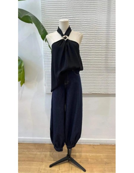 Camisa en sisa con cuello halter de lino y detalle argolla metalizada. Cierre mediante botón trasero.