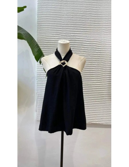 Camisa en sisa con cuello halter de lino y detalle argolla metalizada. Cierre mediante botón trasero.