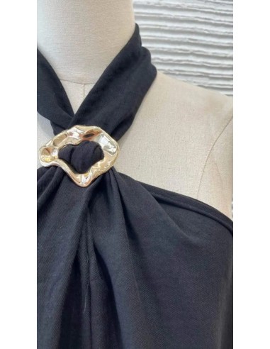 Camisa en sisa con cuello halter de lino y detalle argolla metalizada. Cierre mediante botón trasero.