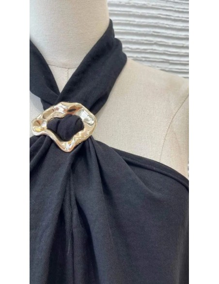 Camisa en sisa con cuello halter de lino y detalle argolla metalizada. Cierre mediante botón trasero.