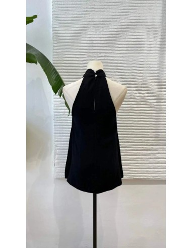 Camisa en sisa con cuello halter de lino y detalle argolla metalizada. Cierre mediante botón trasero.