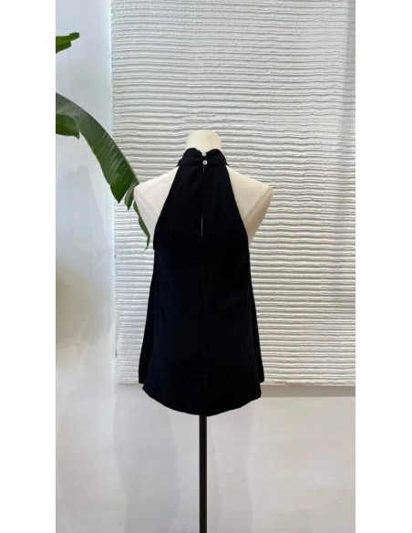 Camisa en sisa con cuello halter de lino y detalle argolla metalizada. Cierre mediante botón trasero.