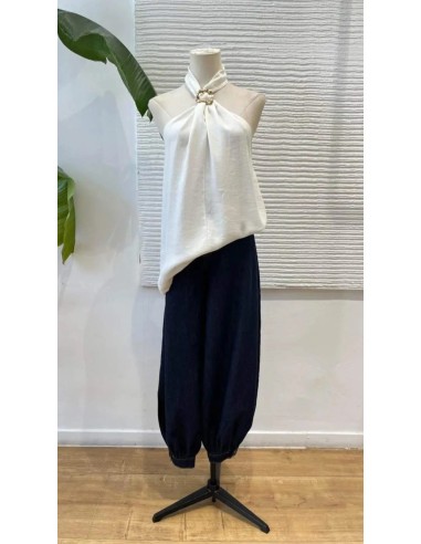 Camisa en sisa con cuello halter de lino y detalle argolla metalizada. Cierre mediante botón trasero.