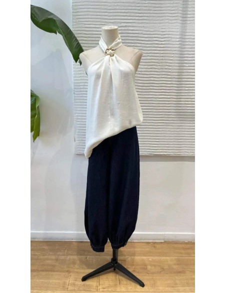 Camisa en sisa con cuello halter de lino y detalle argolla metalizada. Cierre mediante botón trasero.