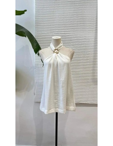 Camisa en sisa con cuello halter de lino y detalle argolla metalizada. Cierre mediante botón trasero.