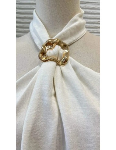 Camisa en sisa con cuello halter de lino y detalle argolla metalizada. Cierre mediante botón trasero.