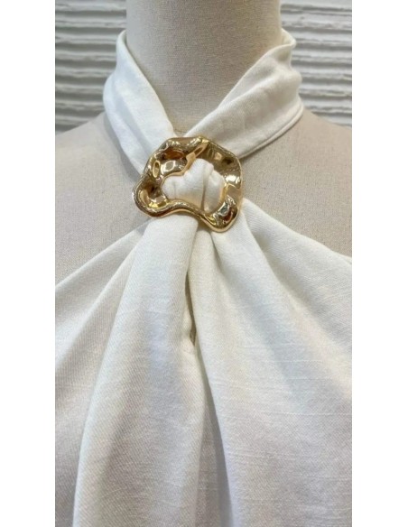 Camisa en sisa con cuello halter de lino y detalle argolla metalizada. Cierre mediante botón trasero.