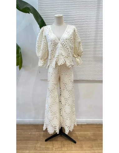 Camisa en sisa con cuello halter de lino y detalle argolla metalizada. Cierre mediante botón trasero.