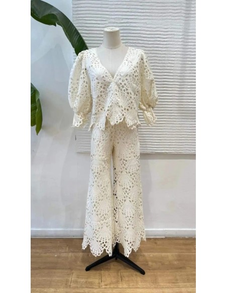 Camisa en sisa con cuello halter de lino y detalle argolla metalizada. Cierre mediante botón trasero.