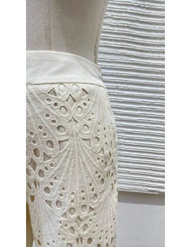 Camisa en sisa con cuello halter de lino y detalle argolla metalizada. Cierre mediante botón trasero.