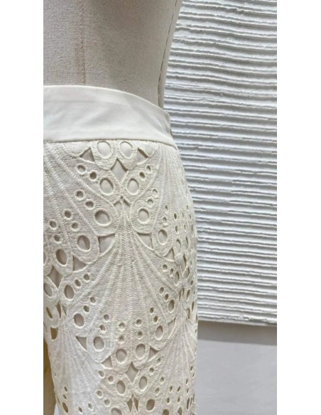 Camisa en sisa con cuello halter de lino y detalle argolla metalizada. Cierre mediante botón trasero.