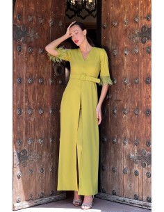 Prepárate para ser el centro de atención con este traje de pantalón en color menta compuesto por casaca con detalle de plumas 2