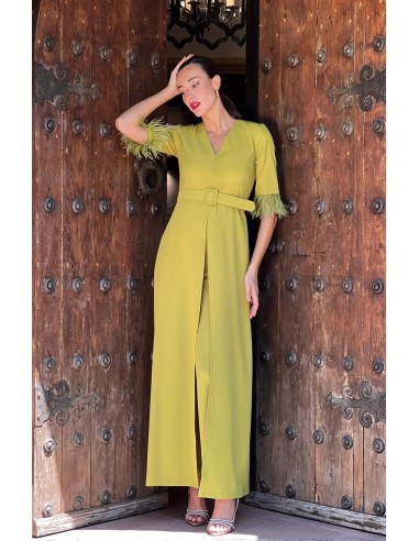 Prepárate para ser el centro de atención con este traje de pantalón en color menta compuesto por casaca con detalle de plumas