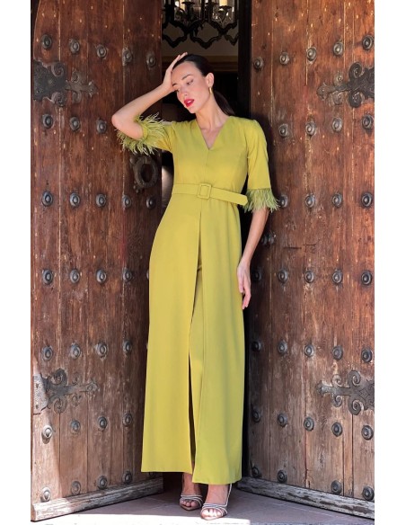Prepárate para ser el centro de atención con este traje de pantalón en color menta compuesto por casaca con detalle de plumas