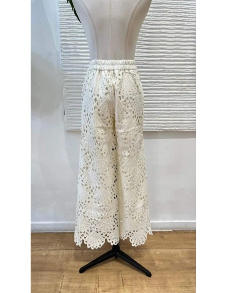 Camisa en sisa con cuello halter de lino y detalle argolla metalizada. Cierre mediante botón trasero.