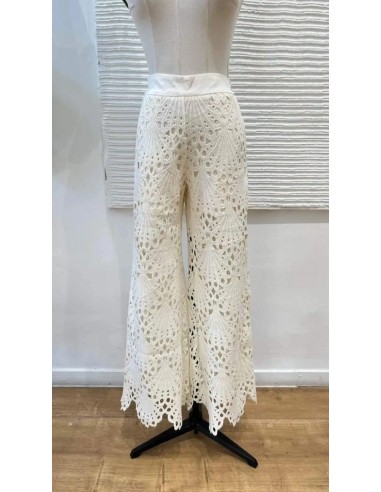 Camisa en sisa con cuello halter de lino y detalle argolla metalizada. Cierre mediante botón trasero.
