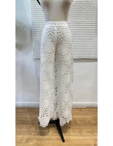 Camisa en sisa con cuello halter de lino y detalle argolla metalizada. Cierre mediante botón trasero.