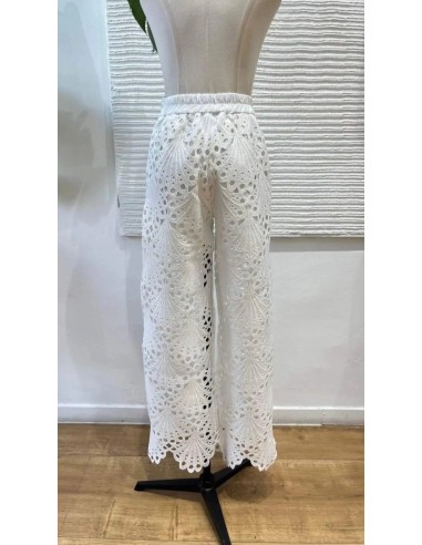 Camisa en sisa con cuello halter de lino y detalle argolla metalizada. Cierre mediante botón trasero.
