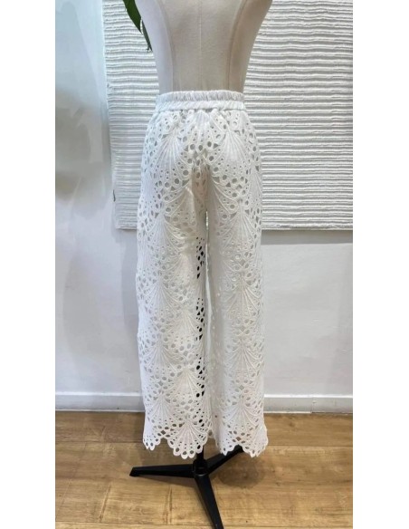 Camisa en sisa con cuello halter de lino y detalle argolla metalizada. Cierre mediante botón trasero.