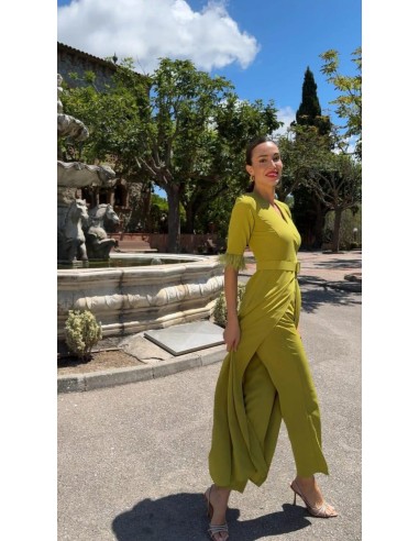 Prepárate para ser el centro de atención con este traje de pantalón en color menta compuesto por casaca con detalle de plumas