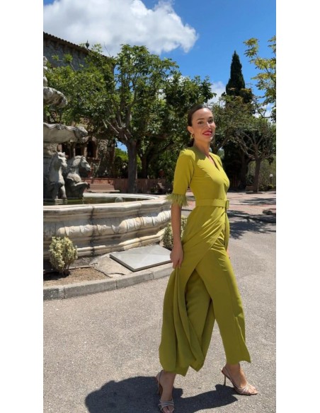 Prepárate para ser el centro de atención con este traje de pantalón en color menta compuesto por casaca con detalle de plumas