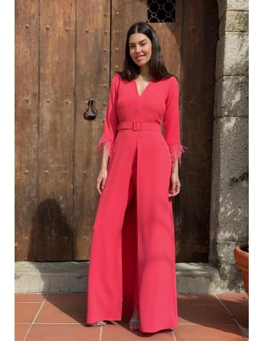 Prepárate para ser el centro de atención con este traje de pantalón en color menta compuesto por casaca con detalle de plumas
