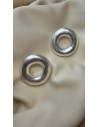 Pendientes metálicos pegados con forma circular. Cierre con tuerca.
