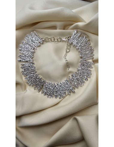 Collar metalizado con forma de espirales. Cierre con codena y presilla.