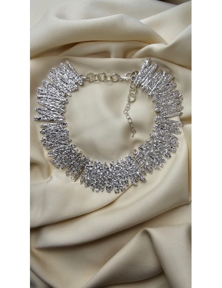 Collar metalizado con forma de espirales. Cierre con codena y presilla.